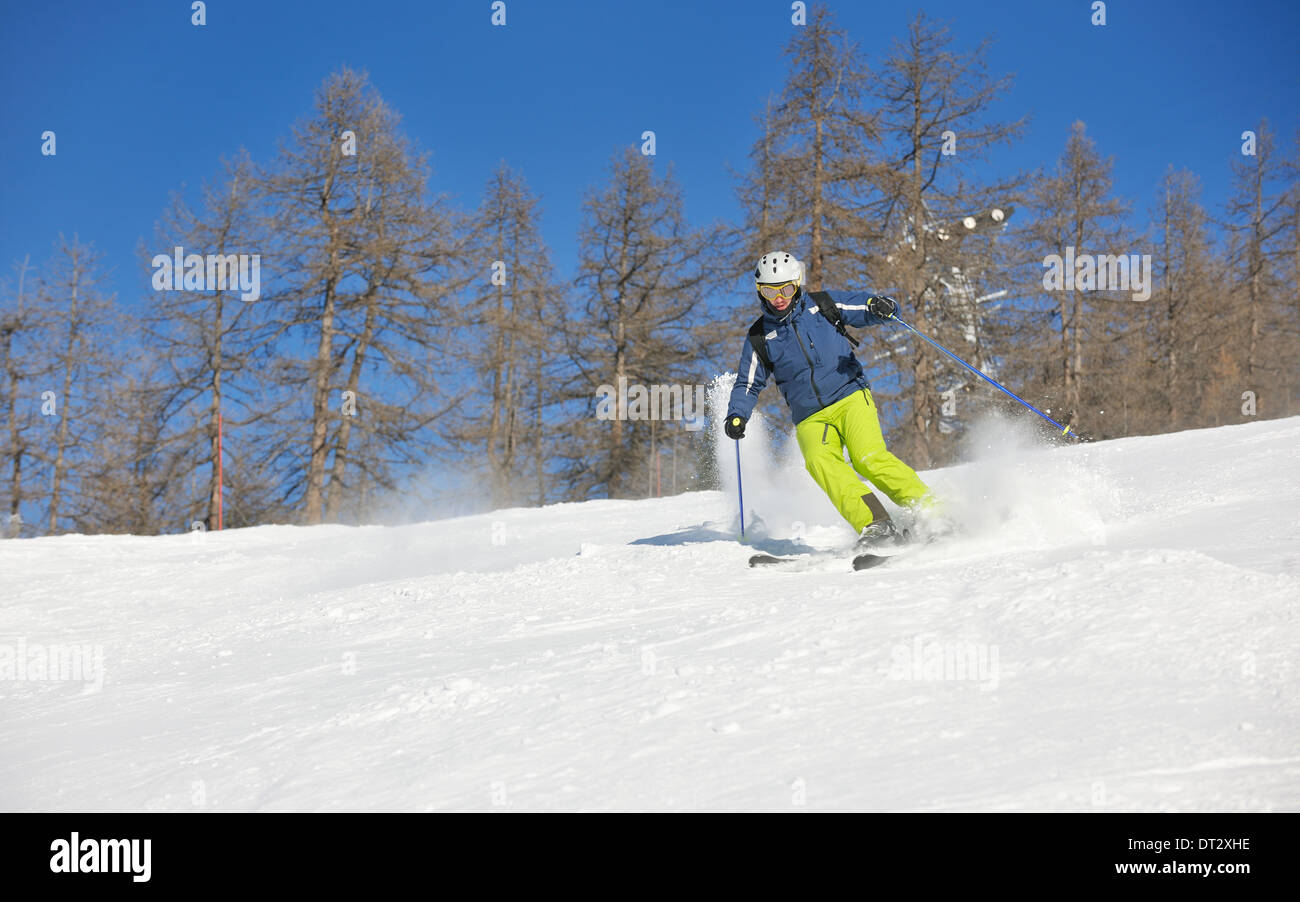 Le ski sur la neige fraîche en saison hivernale a belle journée ensoleillée Banque D'Images