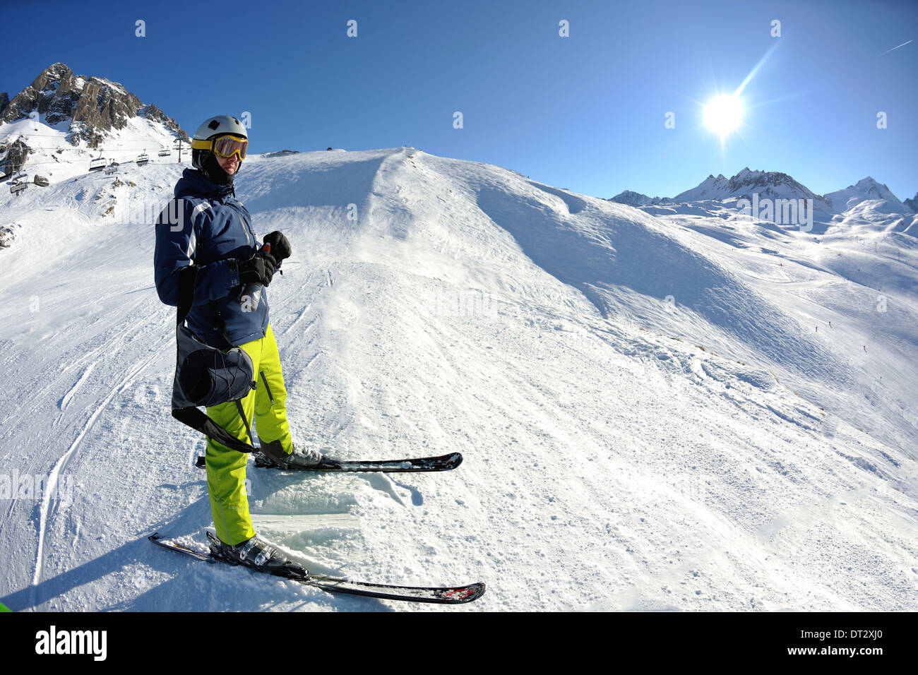 Le ski sur la neige fraîche en saison hivernale a belle journée ensoleillée Banque D'Images