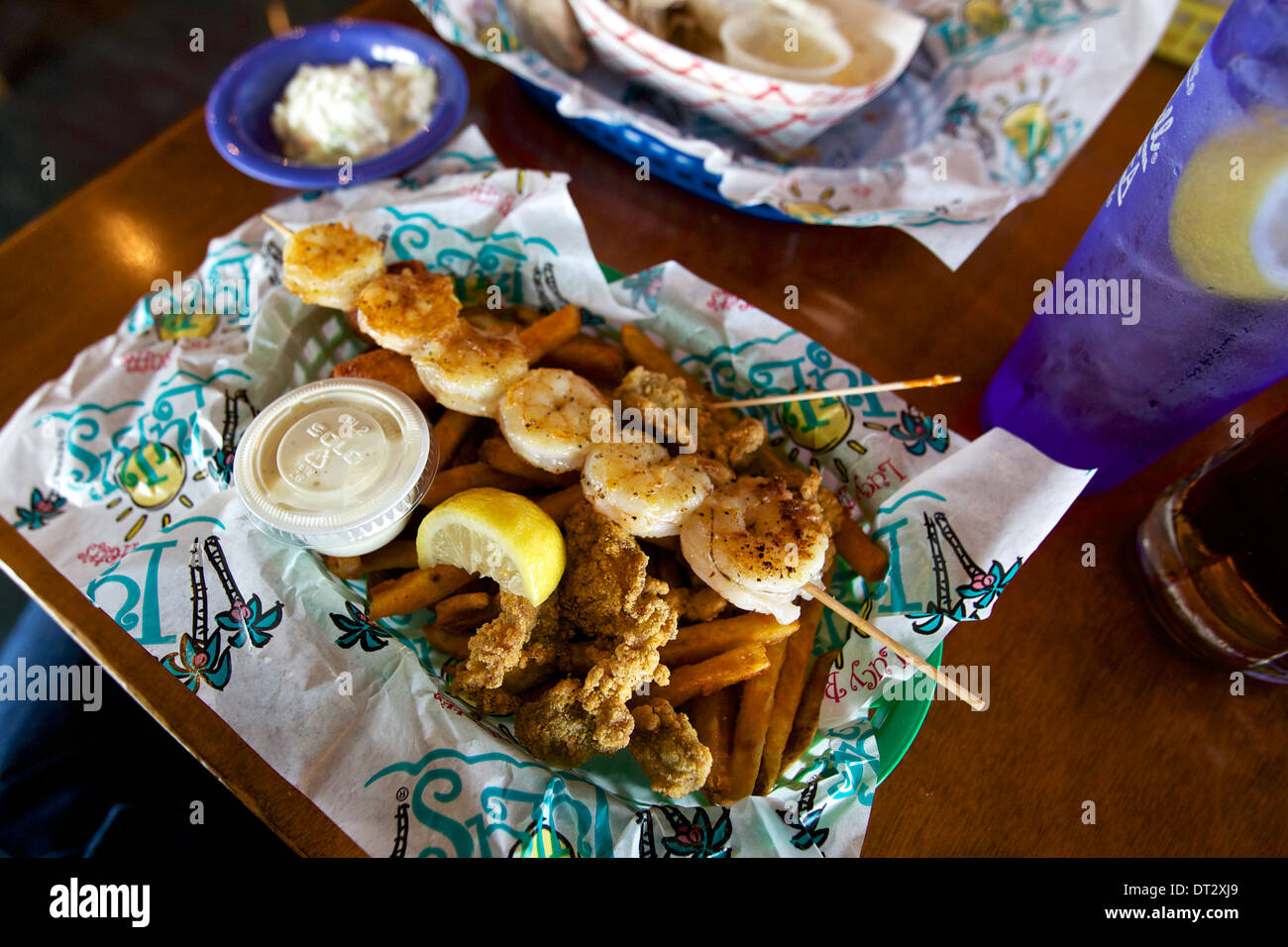 Crevettes et huîtres frites au Lucy's Buffet Lulu's Burger et fruits de mer Restaurant à Gulf Shores, Alabama Banque D'Images