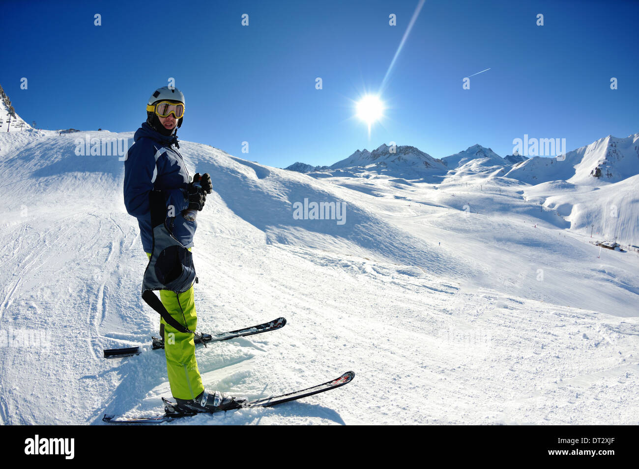 Le ski sur la neige fraîche en saison hivernale a belle journée ensoleillée Banque D'Images