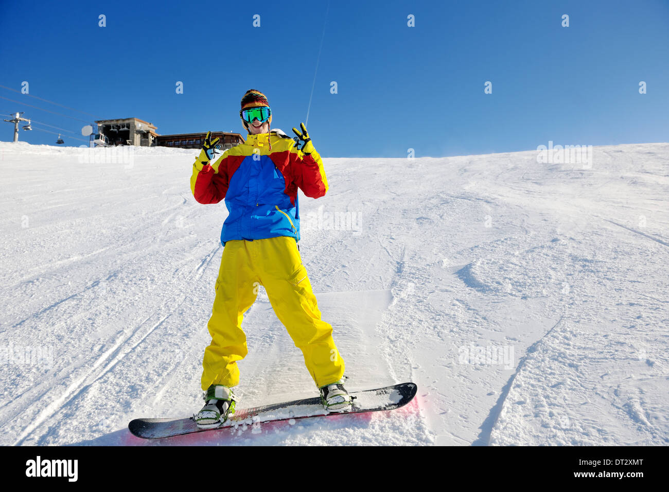 Le ski sur la neige fraîche en saison hivernale a belle journée ensoleillée Banque D'Images