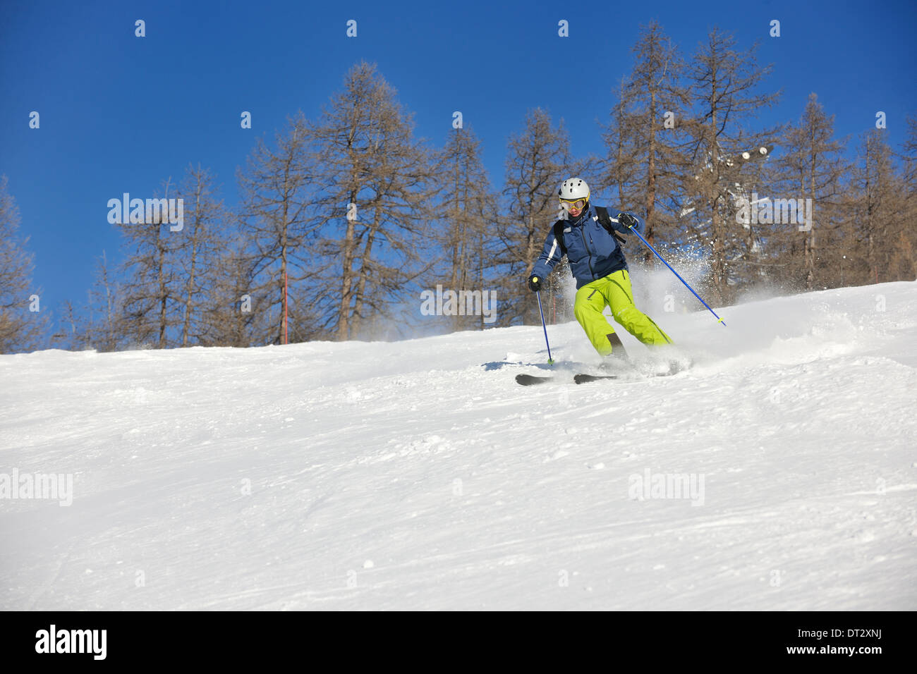 Le ski sur la neige fraîche en saison hivernale a belle journée ensoleillée Banque D'Images