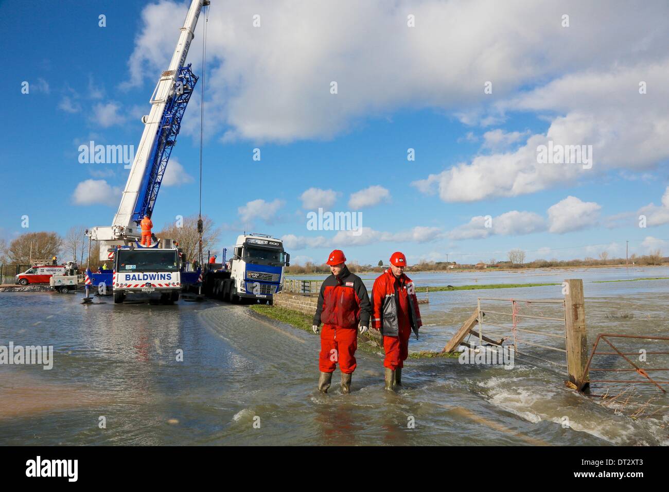 Mur de la bière, Somerset Levels, Somerset, Royaume-Uni. 7 Février 2014 : Après avoir pris le ferry de nuit aident à préparer des experts néerlandais d'installer des pompes de secours au mur près de la bière. Othery Bien que ciel est bleu aujourd'hui, les tempêtes et les vents violents sont prévus pour cette semaine. Crédit : Tom Jura/Alamy Live News Banque D'Images