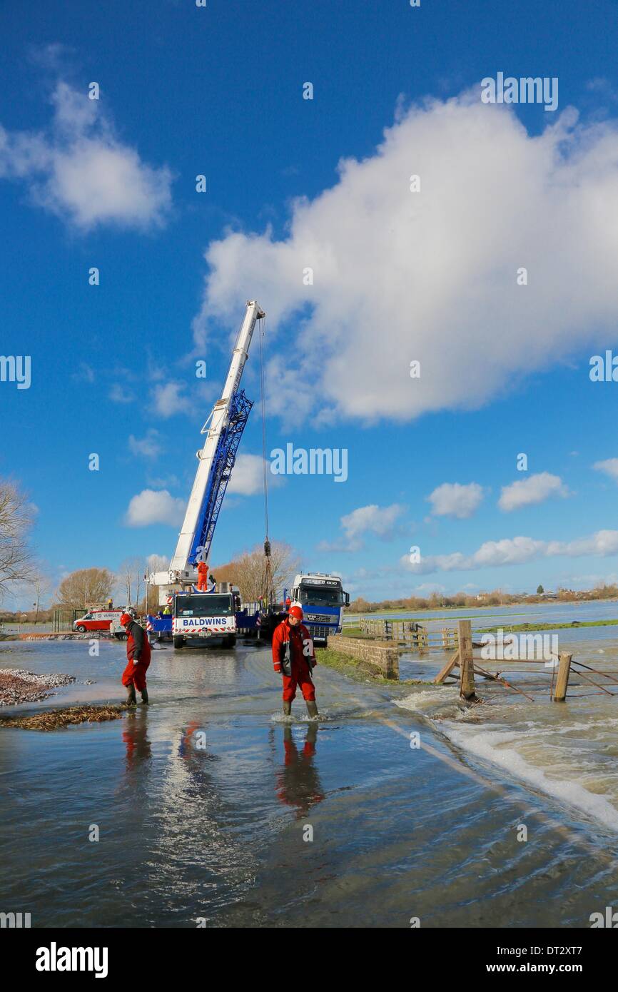 Mur de la bière, Somerset Levels, Somerset, Royaume-Uni. 7 Février 2014 : Après avoir pris le ferry de nuit aident à préparer des experts néerlandais d'installer des pompes de secours au mur près de la bière. Othery Bien que ciel est bleu aujourd'hui, les tempêtes et les vents violents sont prévus pour cette semaine. Crédit : Tom Jura/Alamy Live News Banque D'Images