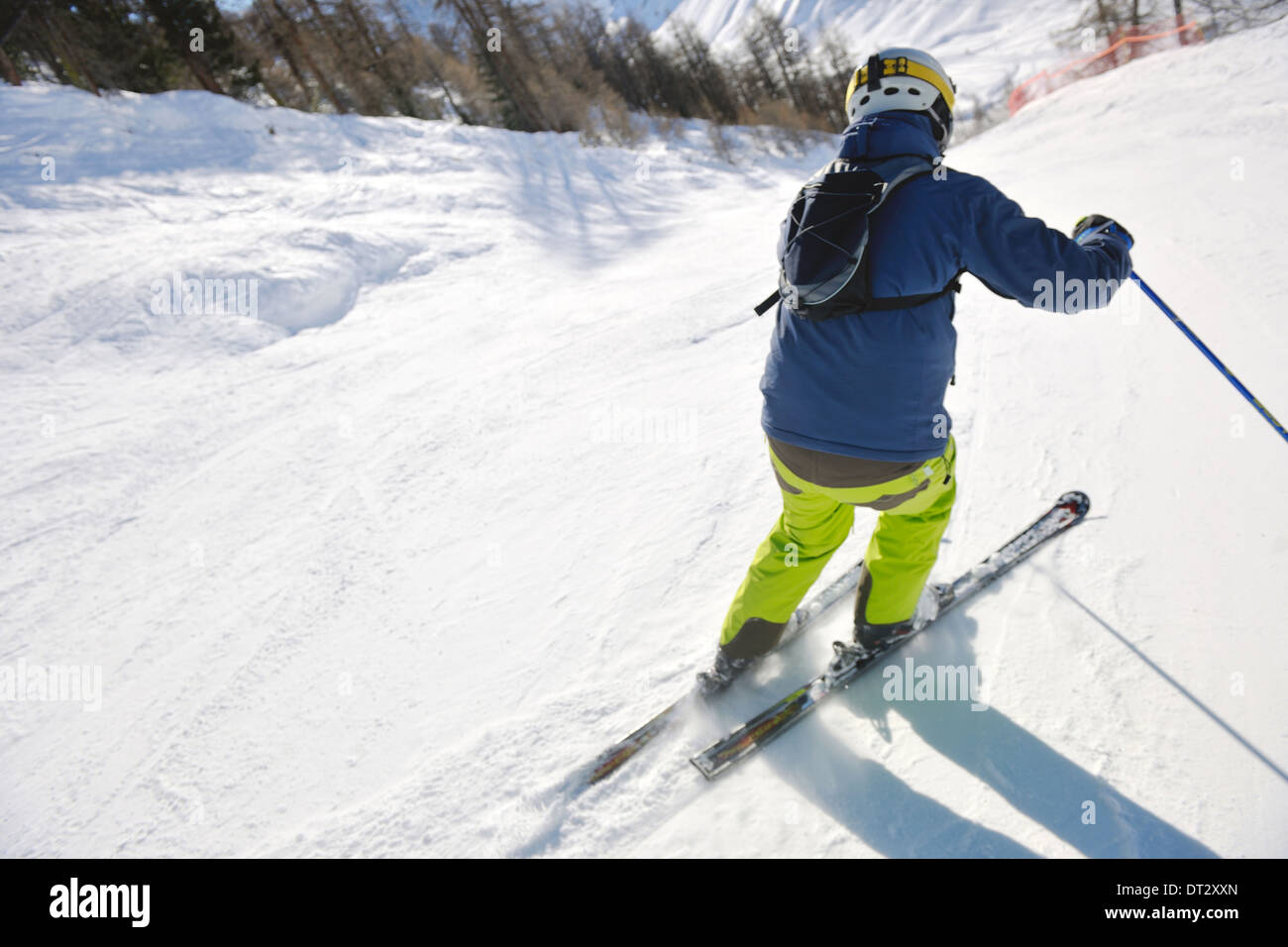 Le ski sur la neige fraîche en saison hivernale a belle journée ensoleillée Banque D'Images