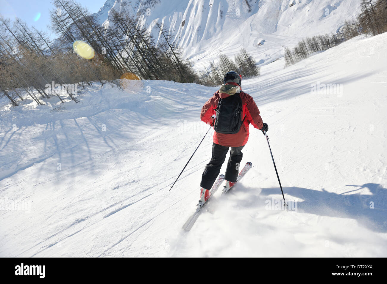 Le ski sur la neige fraîche en saison hivernale a belle journée ensoleillée Banque D'Images