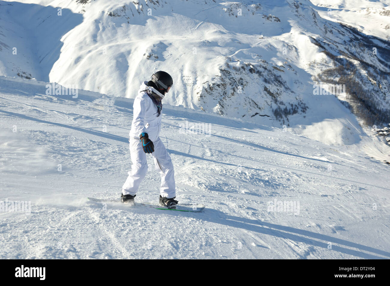 Le ski sur la neige fraîche en saison hivernale a belle journée ensoleillée Banque D'Images