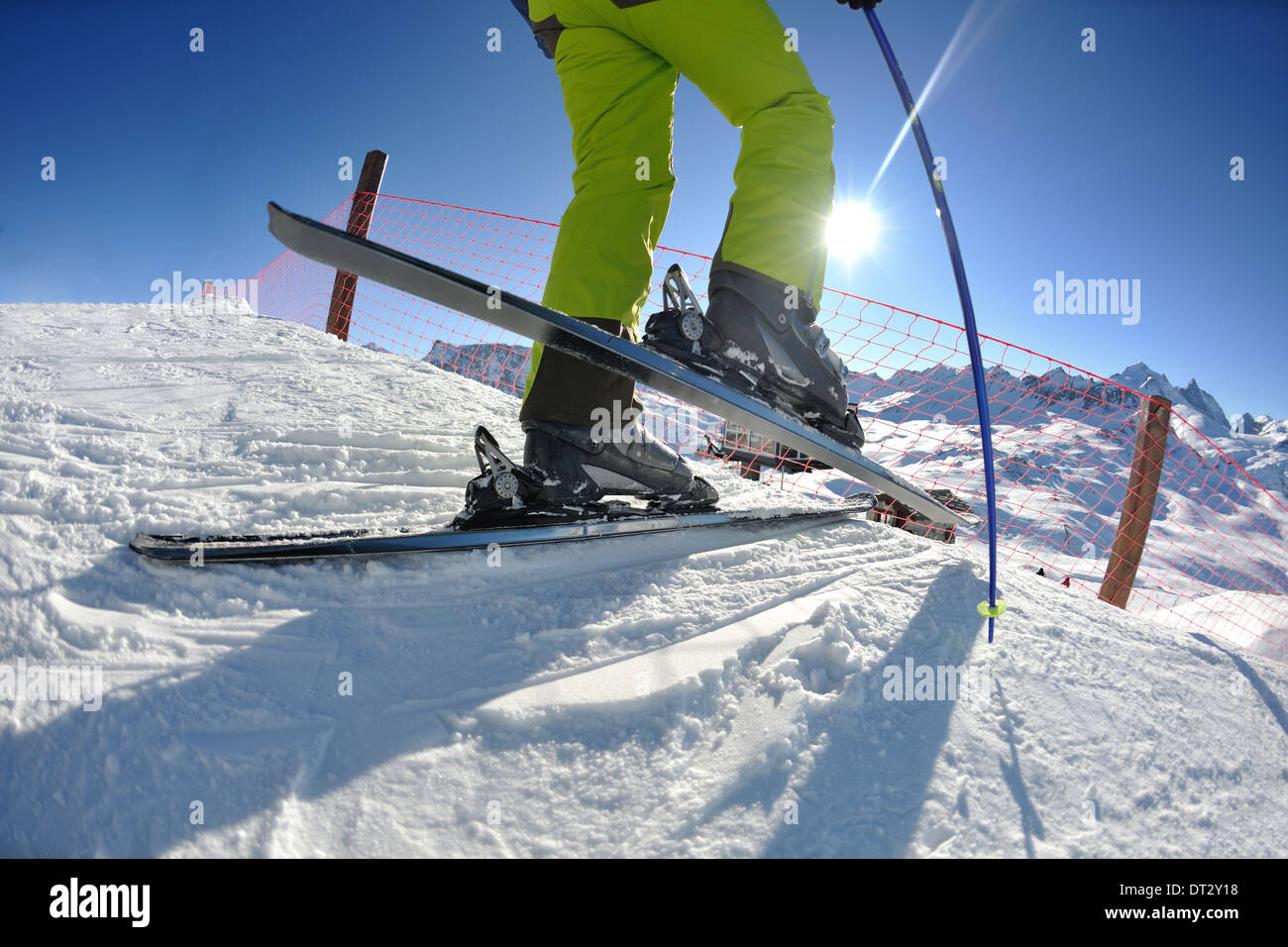 Le ski sur la neige fraîche en saison hivernale a belle journée ensoleillée Banque D'Images