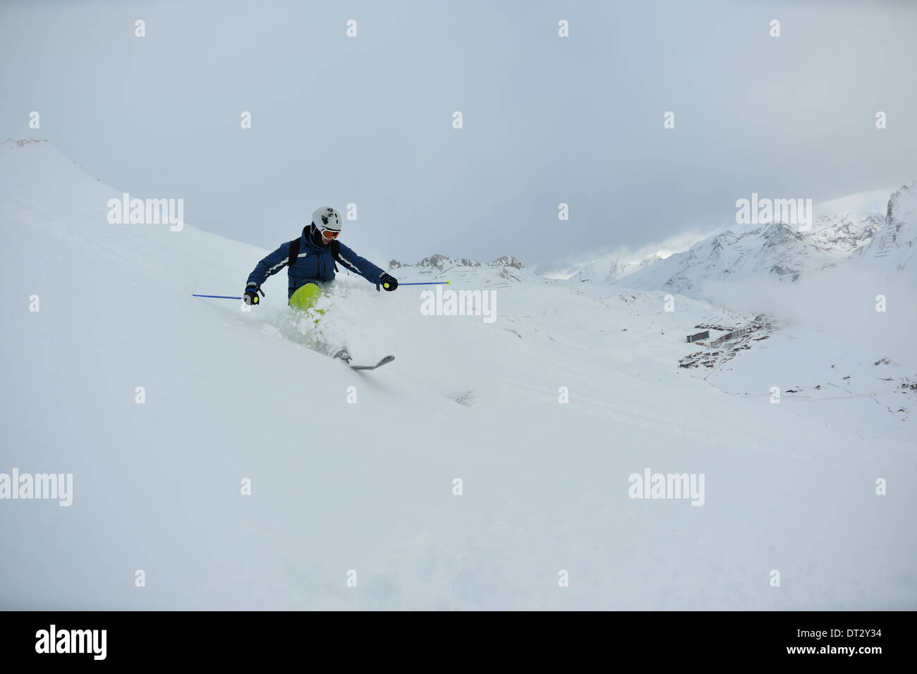 Le ski sur la neige fraîche en saison hivernale a belle journée ensoleillée Banque D'Images