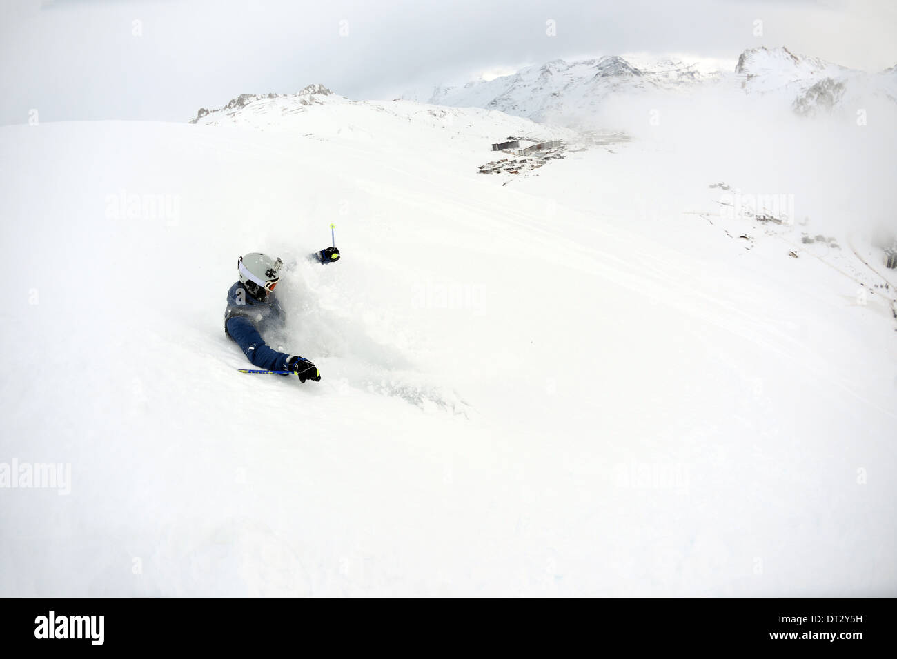 Le ski sur la neige fraîche en saison hivernale a belle journée ensoleillée Banque D'Images
