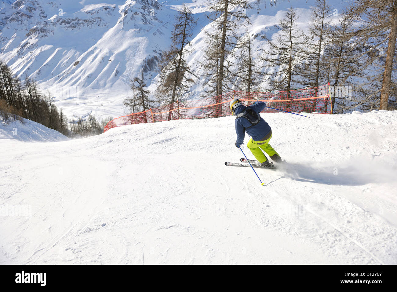 Le ski sur la neige fraîche en saison hivernale a belle journée ensoleillée Banque D'Images