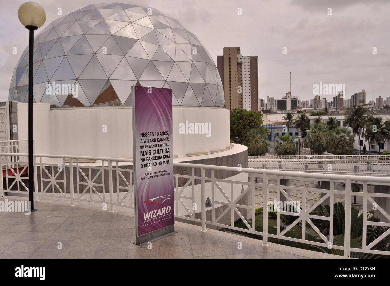 BRA, Brésil, Fortaleza, Ceará, Blick vom Kulturinstitut do Mar Dragáo Centro de Arte e Cultura auf die Stadt. Banque D'Images