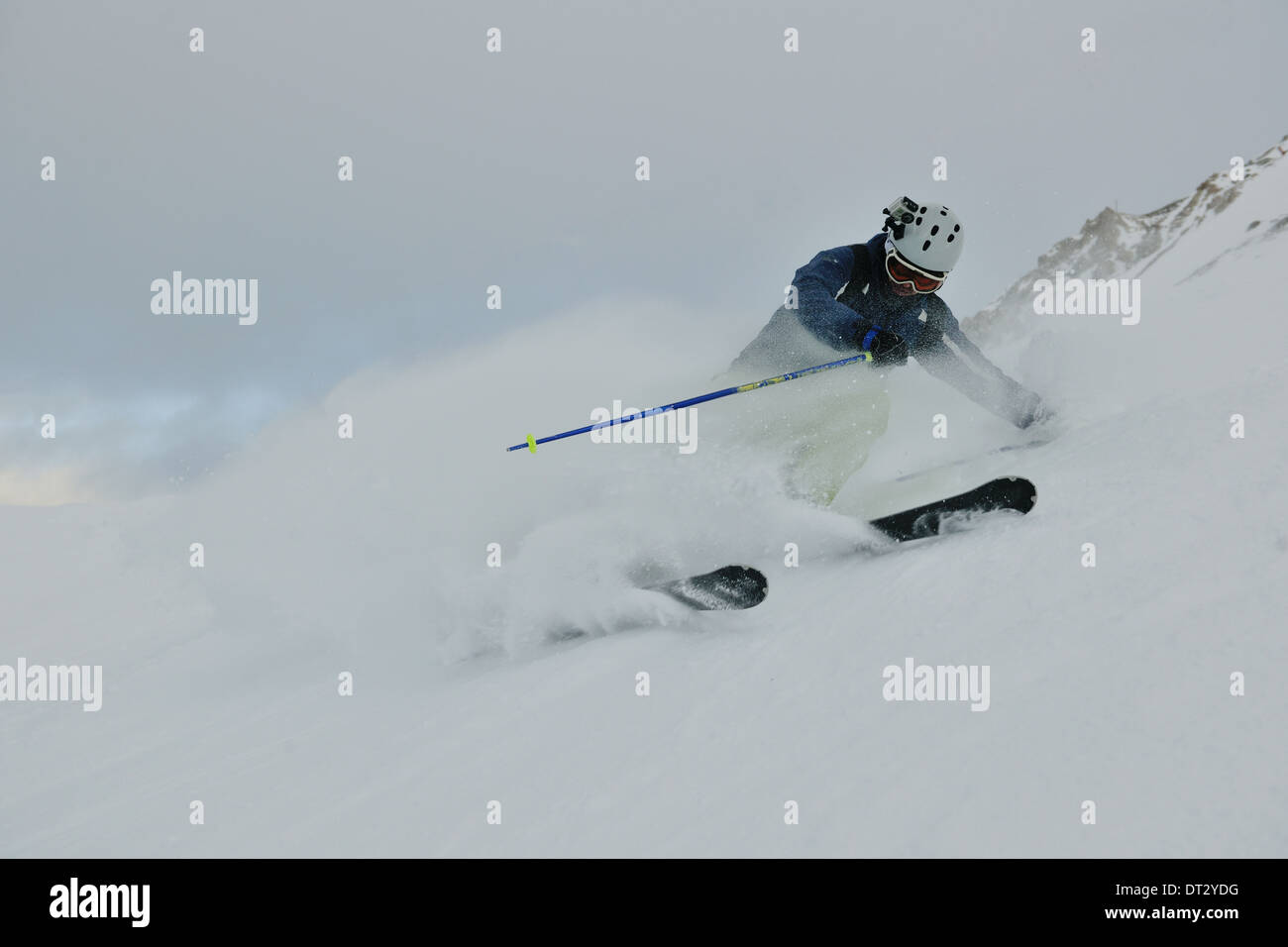 Le ski sur la neige fraîche en saison hivernale a belle journée ensoleillée Banque D'Images