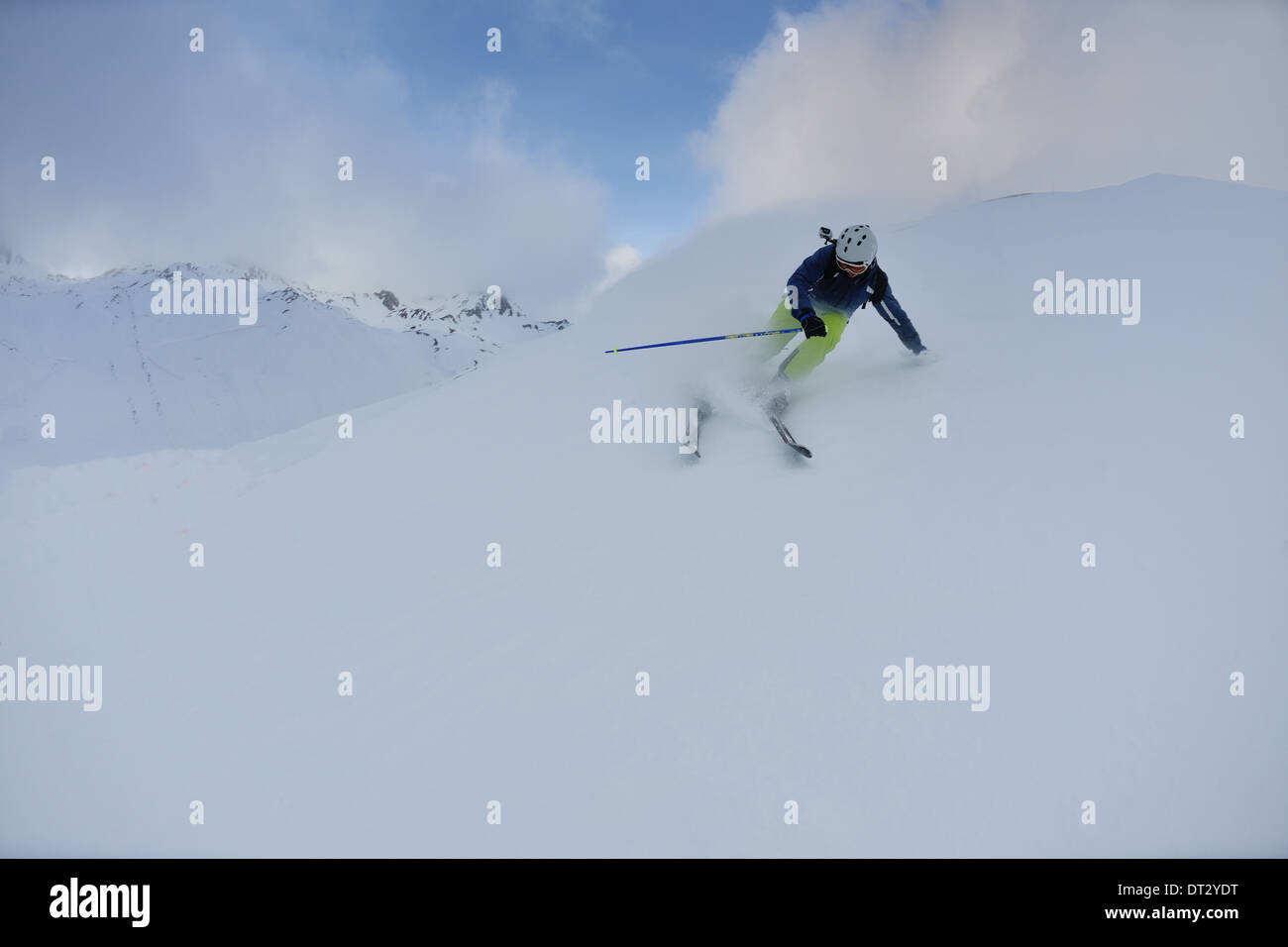 Le ski sur la neige fraîche en saison hivernale a belle journée ensoleillée Banque D'Images