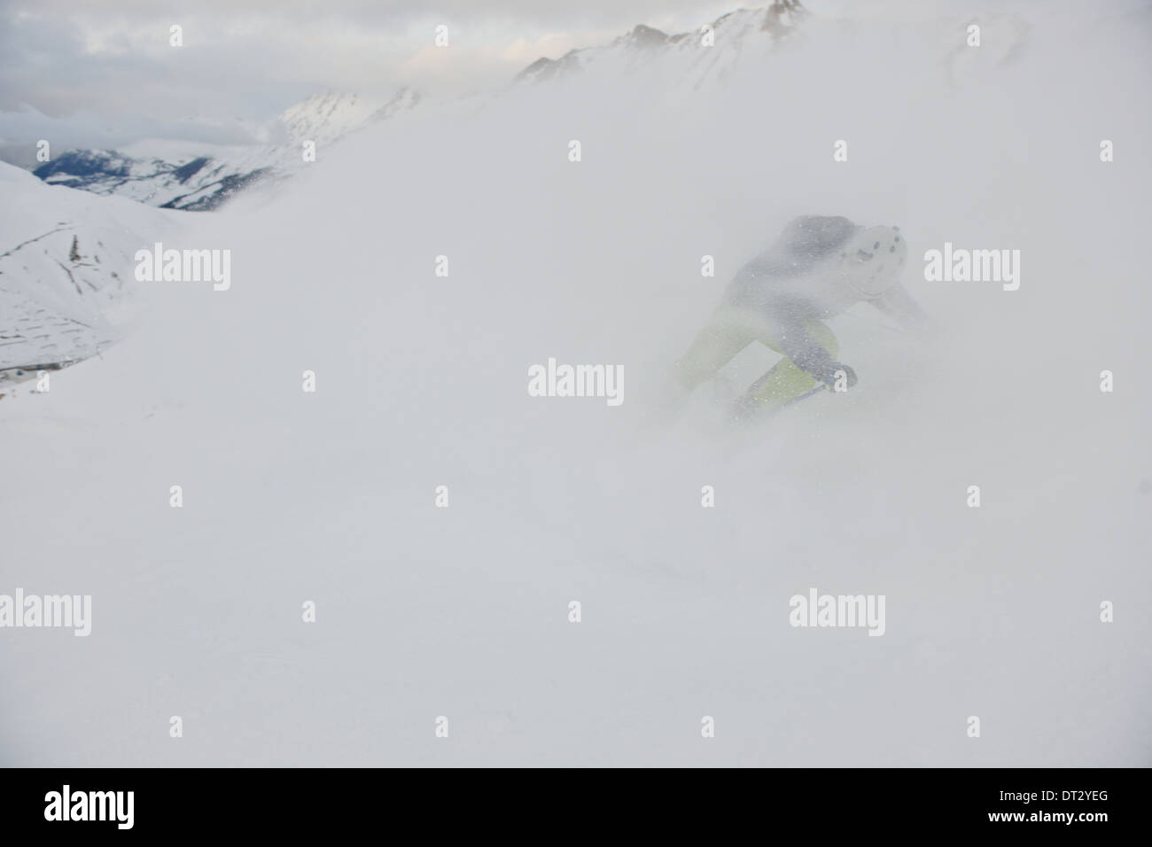 Le ski sur la neige fraîche en saison hivernale a belle journée ensoleillée Banque D'Images