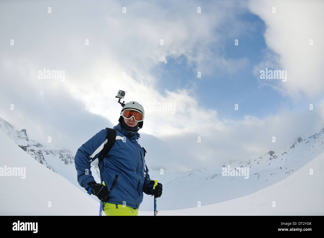 Le ski sur la neige fraîche en saison hivernale a belle journée ensoleillée Banque D'Images