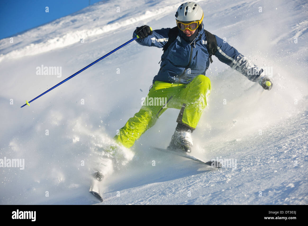 Le ski sur la neige fraîche en saison hivernale a belle journée ensoleillée Banque D'Images