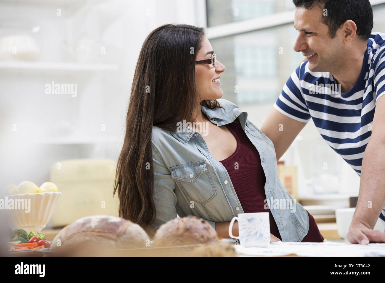 Un bureau ou un appartement à New York de l'intérieur deux personnes un couple à côté du bar de petit-déjeuner Banque D'Images