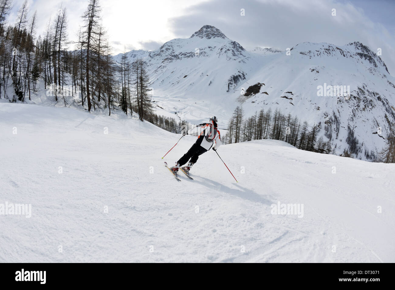 Le ski sur la neige fraîche en saison hivernale a belle journée ensoleillée Banque D'Images