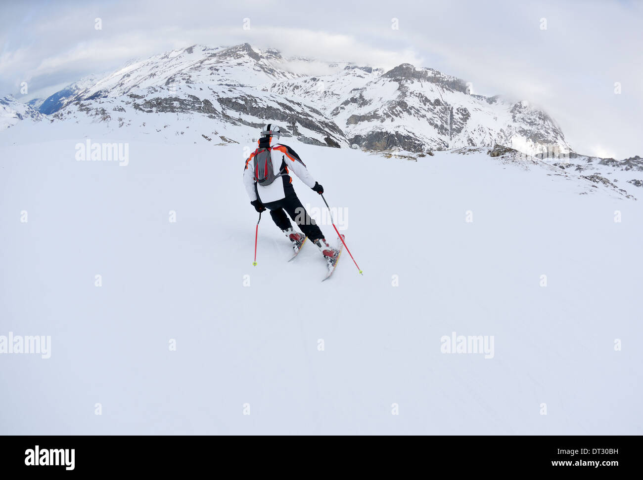 Le ski sur la neige fraîche en saison hivernale a belle journée ensoleillée Banque D'Images