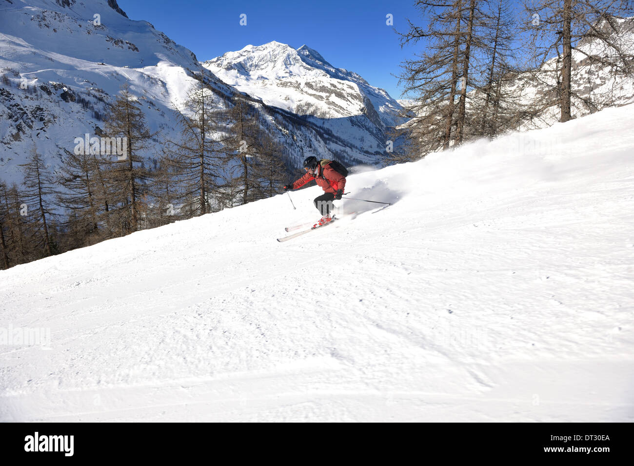 Le ski sur la neige fraîche en saison hivernale a belle journée ensoleillée Banque D'Images