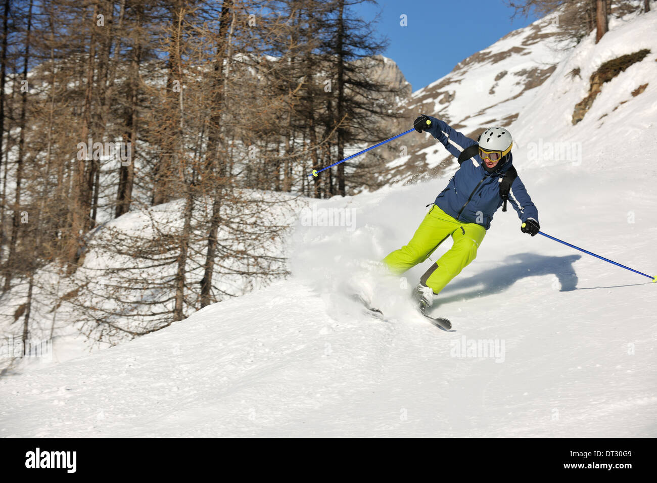 Le ski sur la neige fraîche en saison hivernale a belle journée ensoleillée Banque D'Images
