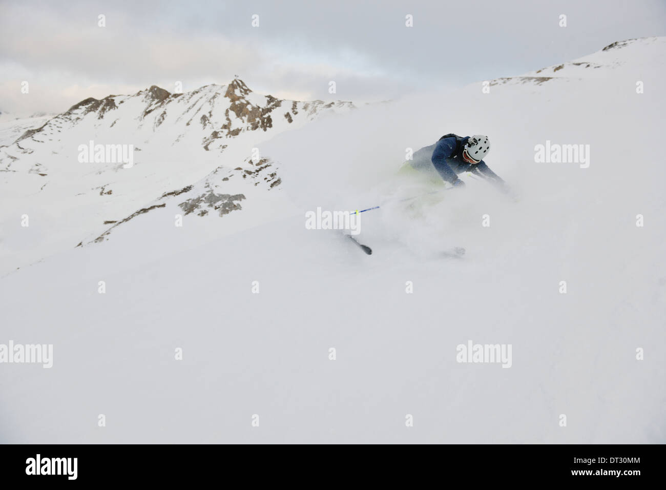 Le ski sur la neige fraîche en saison hivernale a belle journée ensoleillée Banque D'Images