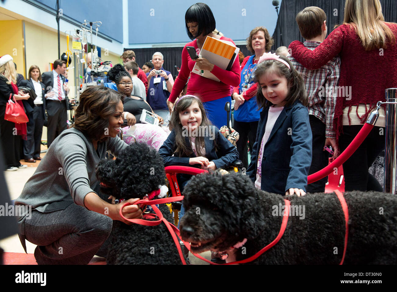 Première Dame Michelle Obama avec animaux domestiques de la famille Bo et ensoleillée, accueille les enfants pendant les vacances de Noël un programme au Children's National Medical Center 16 novembre 2013 à Washington, DC. Banque D'Images