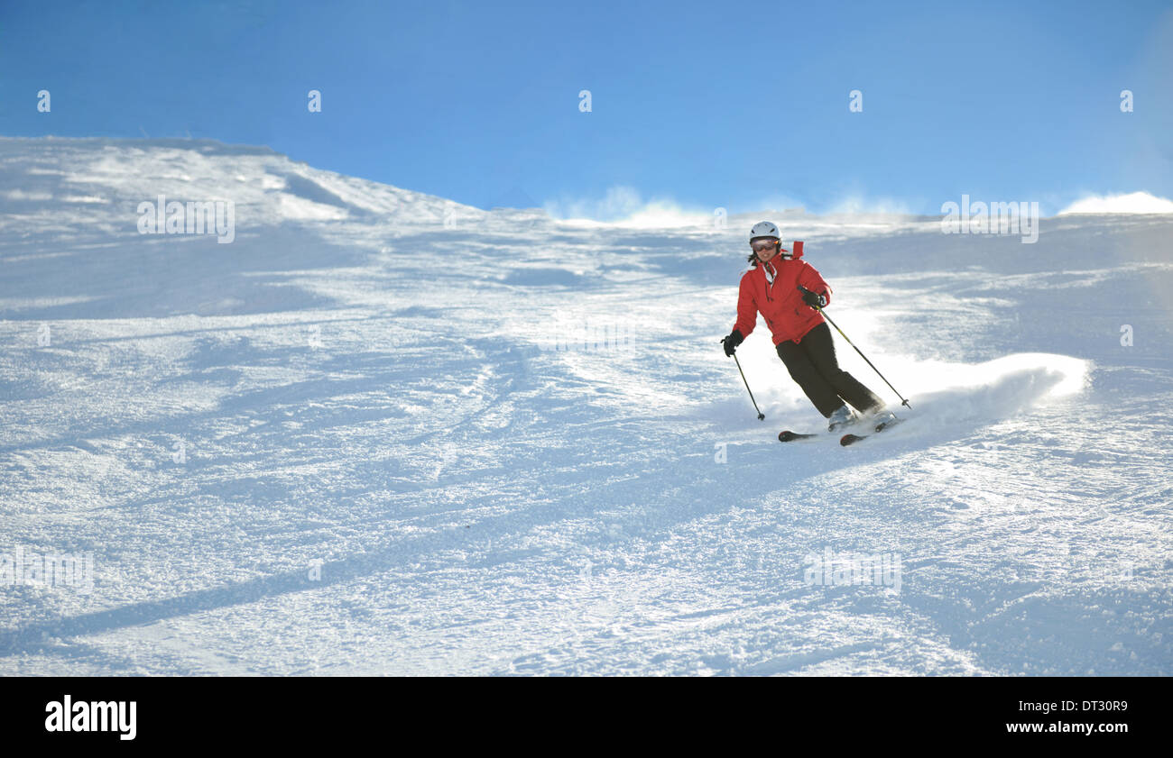 Le ski sur la neige fraîche en saison hivernale a belle journée ensoleillée Banque D'Images