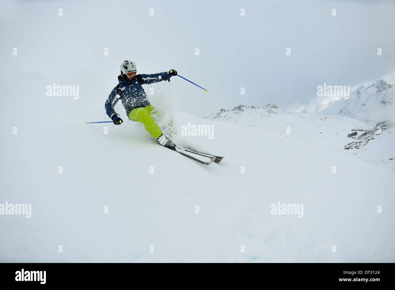 Le ski sur la neige fraîche en saison hivernale a belle journée ensoleillée Banque D'Images