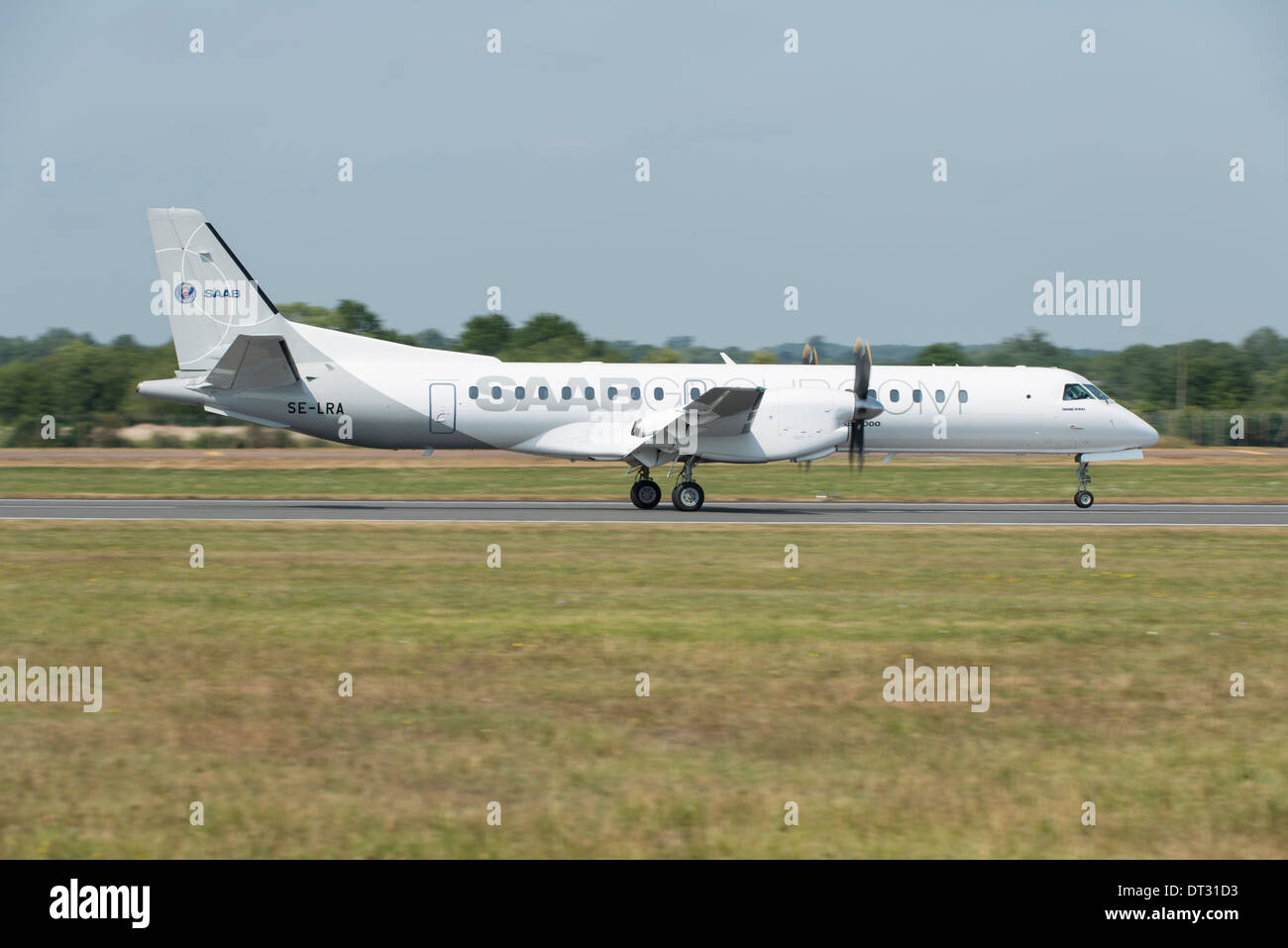 Le Suédois Saab 2000 sur la piste d'avion de ligne turbopropulsé à Fairford au Royal International Air Tattoo 2013 Banque D'Images