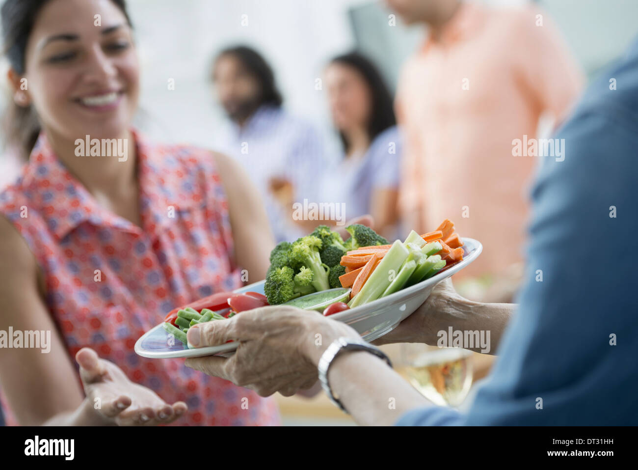 Buffet de salades, de tous âges et ethnies ensemble réunion Banque D'Images