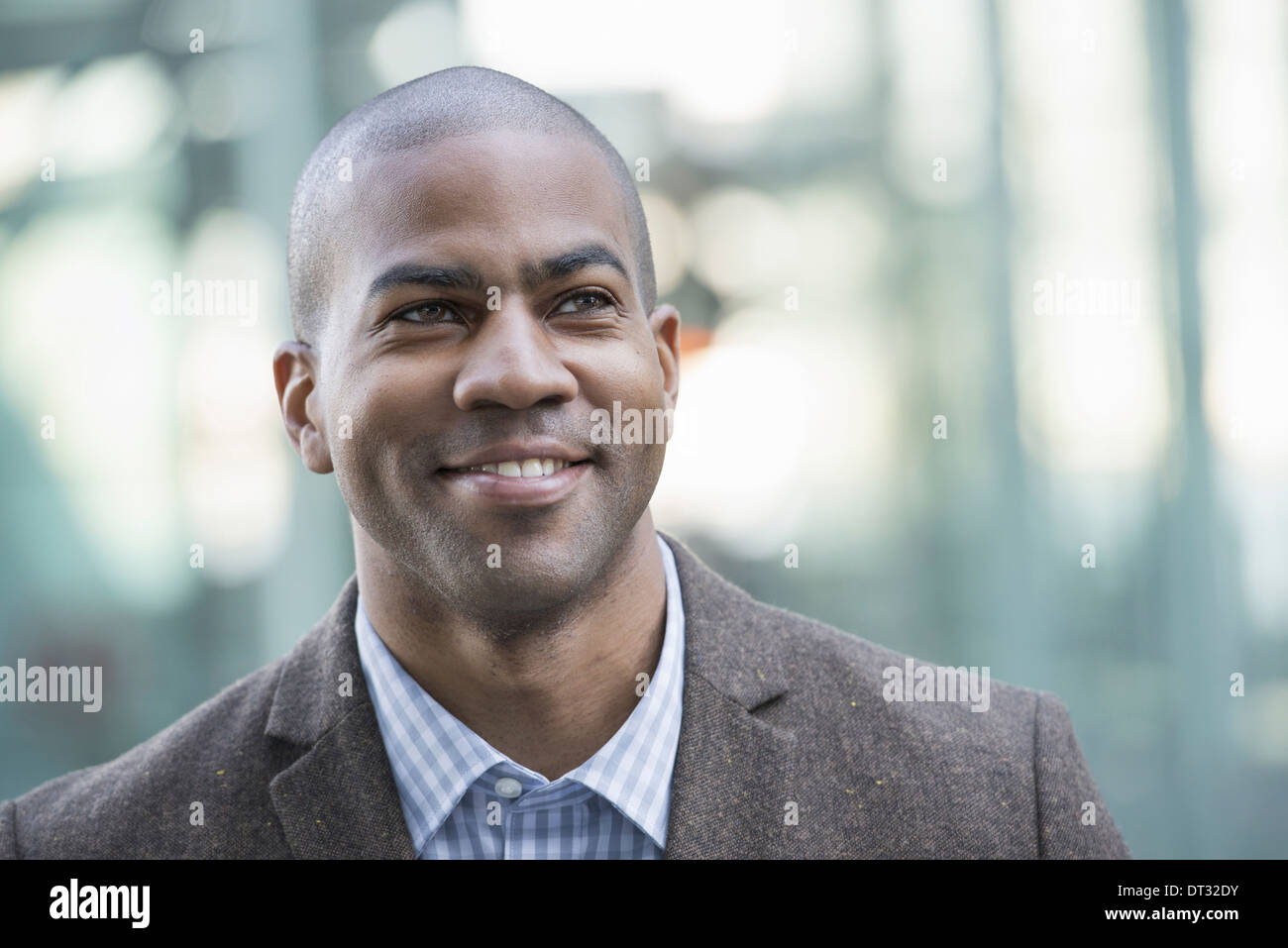 Un homme en veste et cravate de sourire et à la recherche dans la distance Banque D'Images