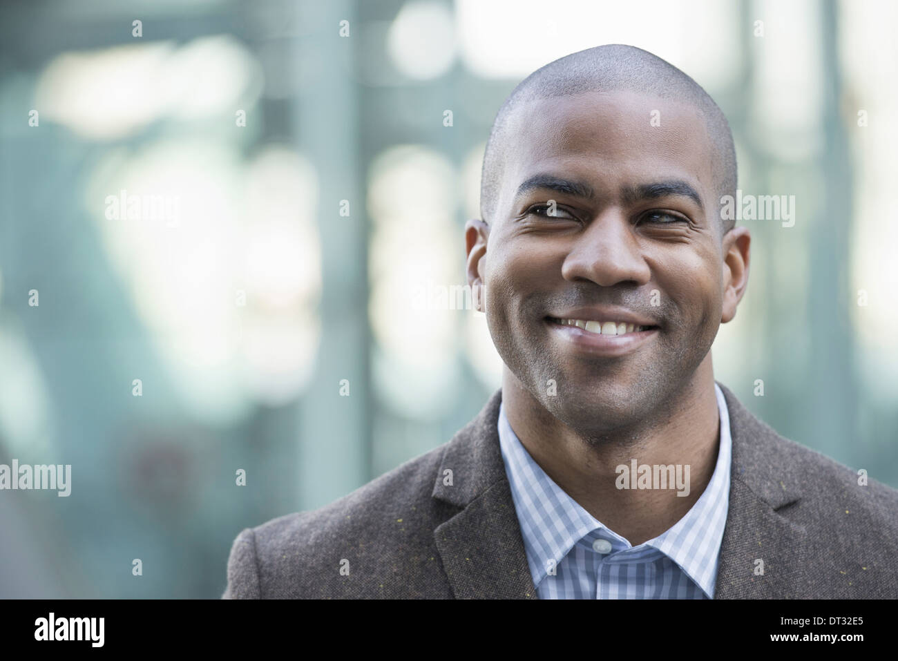 Un homme en veste et cravate de sourire et à la recherche dans la distance Banque D'Images