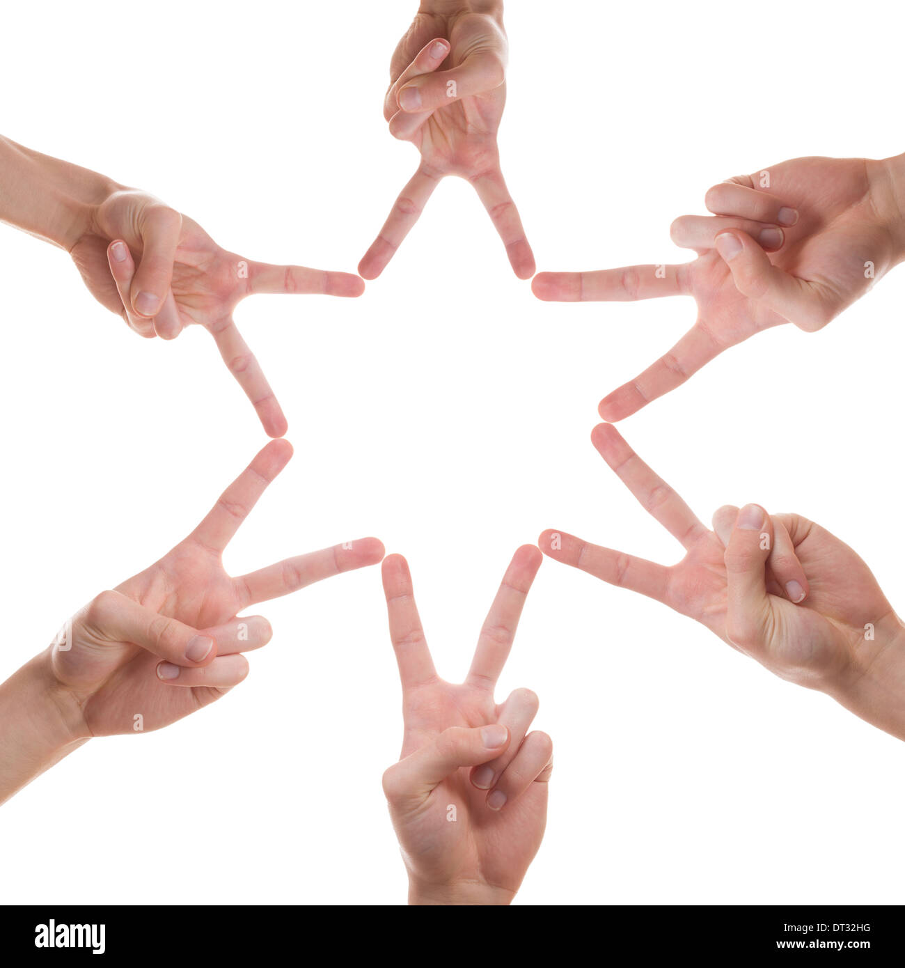 Une étoile faite de doigts de différentes personnes avec le ciel en arrière-plan Banque D'Images