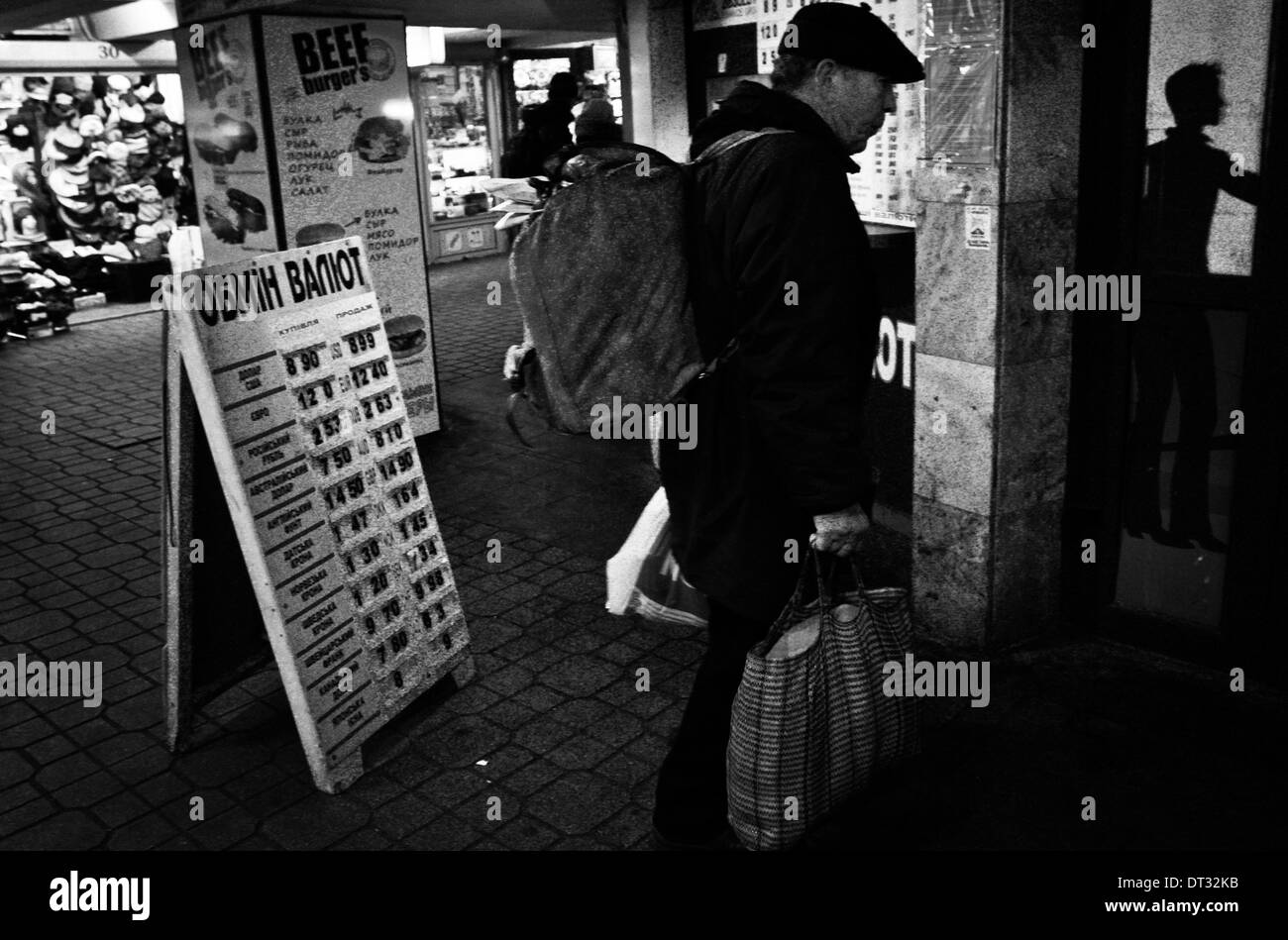 Kiev, Ukraine. Feb 6, 2014. L'homme avec un sac de sport de l'armée passe la liste de taux de change à l'avant du bureau de change centre-ville de Kiev tandis que valeur de hryvnia diminue constamment sur le marché interbancaire. © Sergii Kharchenko/NurPhoto ZUMAPRESS.com/Alamy/Live News Banque D'Images