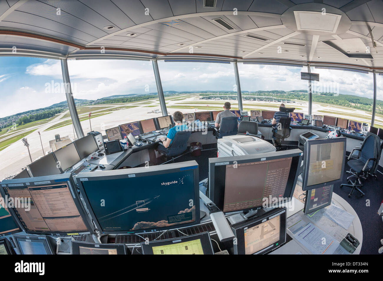 Les contrôleurs de la circulation aérienne à la tour de contrôle de l'aéroport international de Kloten/Zurich sont la surveillance de l'aéroport par l'aérodrome. Banque D'Images