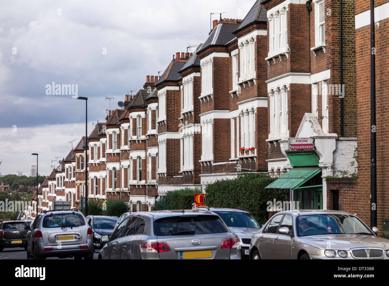 Une rangée de maisons mitoyennes à Clapham, Londres, UK Banque D'Images