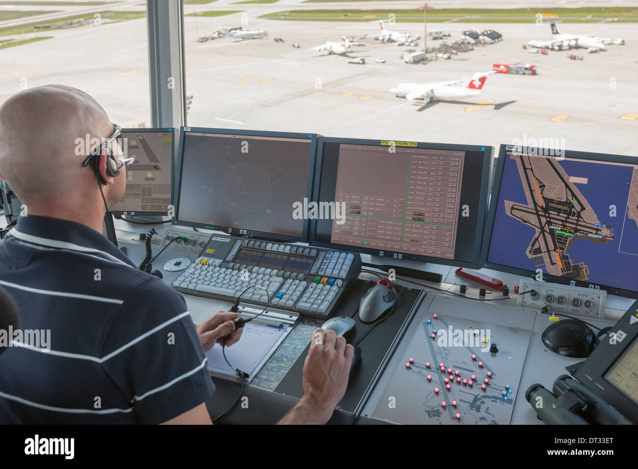 Un contrôleur de la circulation aérienne à la tour de contrôle de l'aéroport international de Kloten/Zurich est la surveillance de l'aéroport par l'aérodrome. Banque D'Images