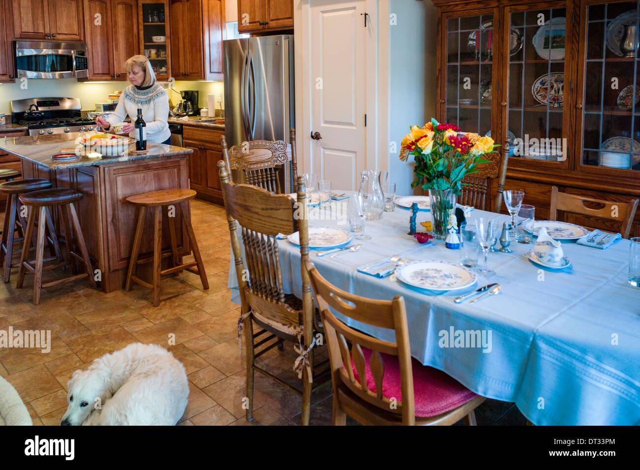 Femme de la préparation de repas de Thanksgiving, cuisine & table de salle à manger Banque D'Images