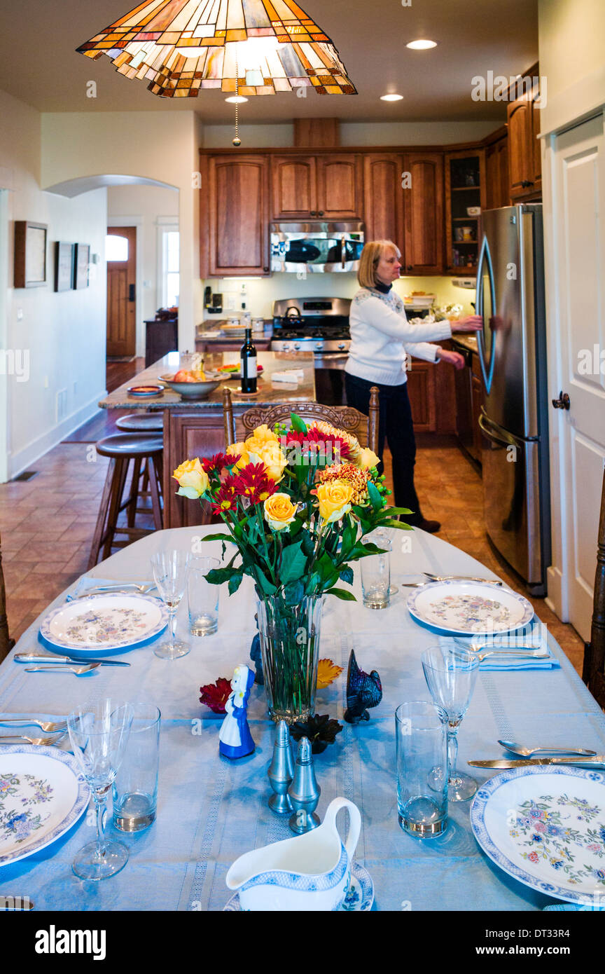 Femme de la préparation de repas de Thanksgiving, cuisine & table de salle à manger Banque D'Images