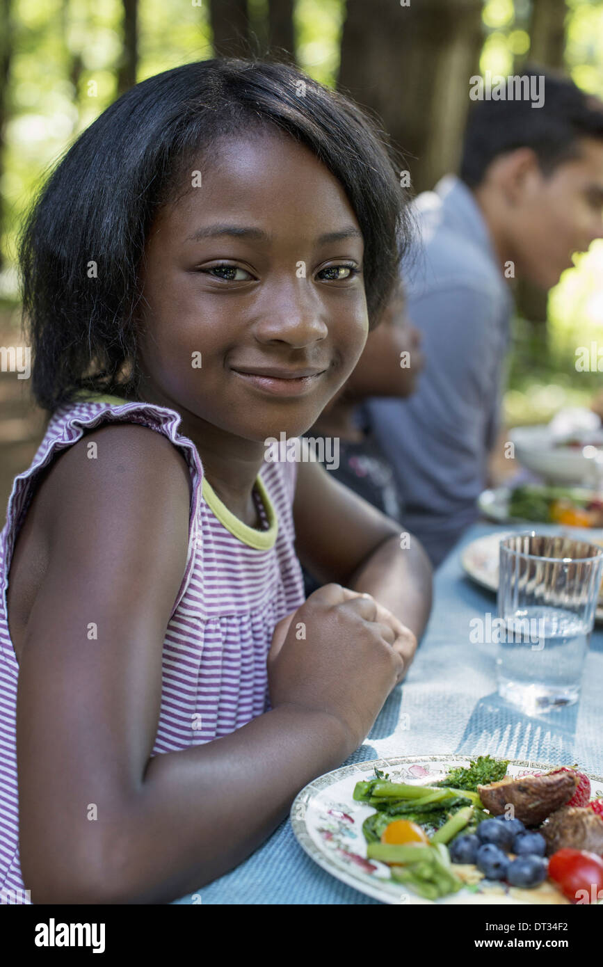 Une jeune fille assis à la table Banque D'Images