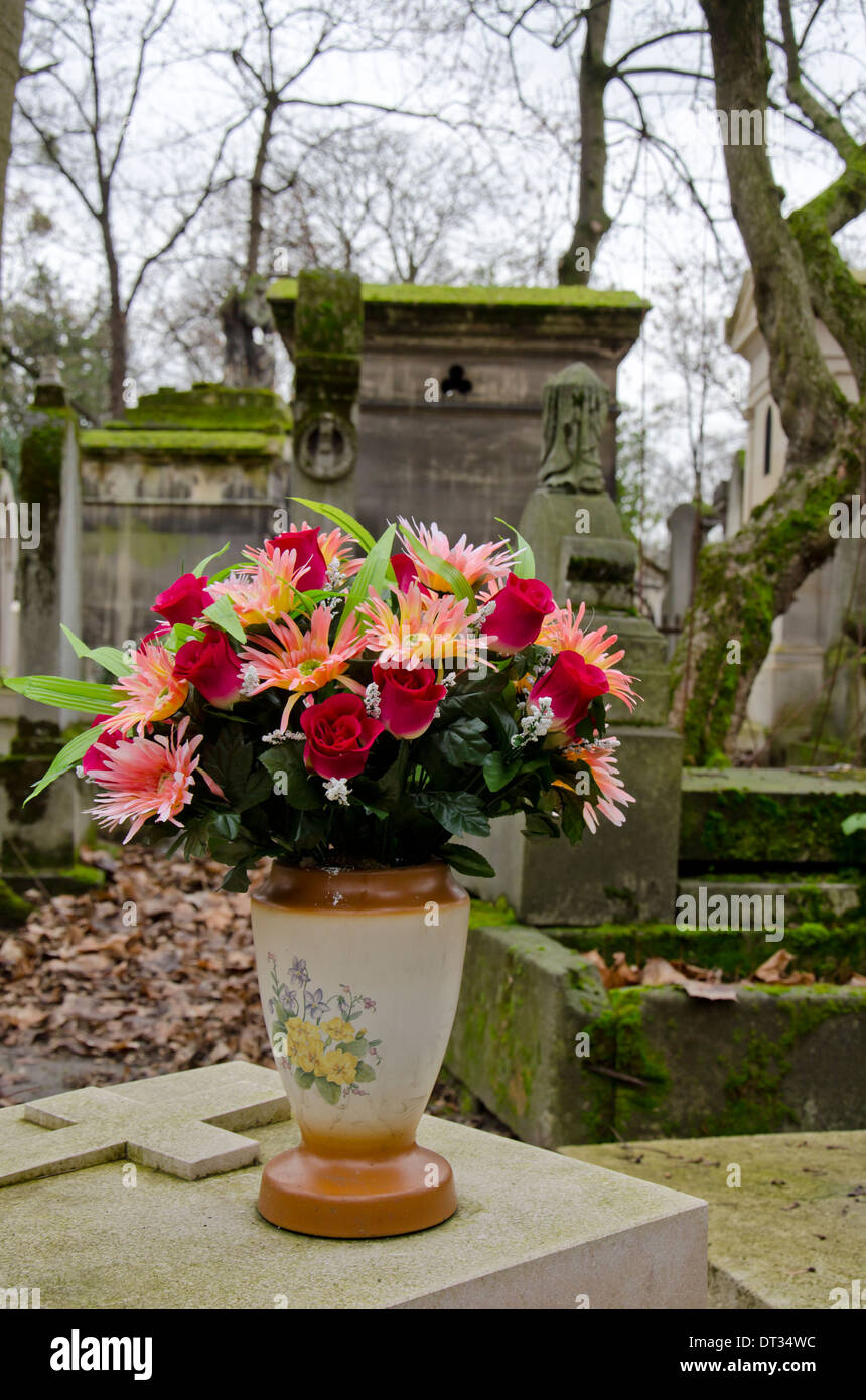 Fleurs en pot sur une tombe au Père Lachaise, le plus grand cimetière de  Paris, France Photo Stock - Alamy