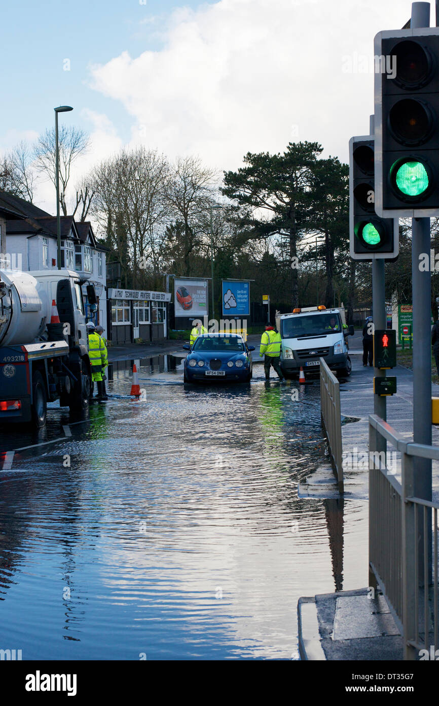 Whyteleafe, Purley, Surrey. Le vendredi 7 février 2014. L'inondation ferme la A22 à Whyteleafe, Purley, Surrey. Crédit : Photo de l'agent de Lindsay/ Alamy Live News Banque D'Images