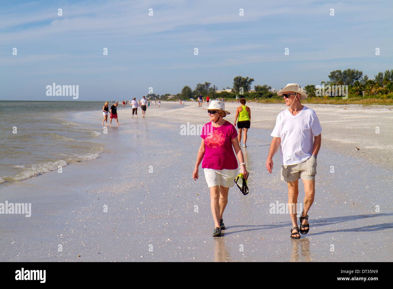 Florida Sanibel Barrier Island, Golfe du Mexique, plages, plages, adultes, hommes hommes, femmes femme femme, marche, couple, eau, surf, v Banque D'Images