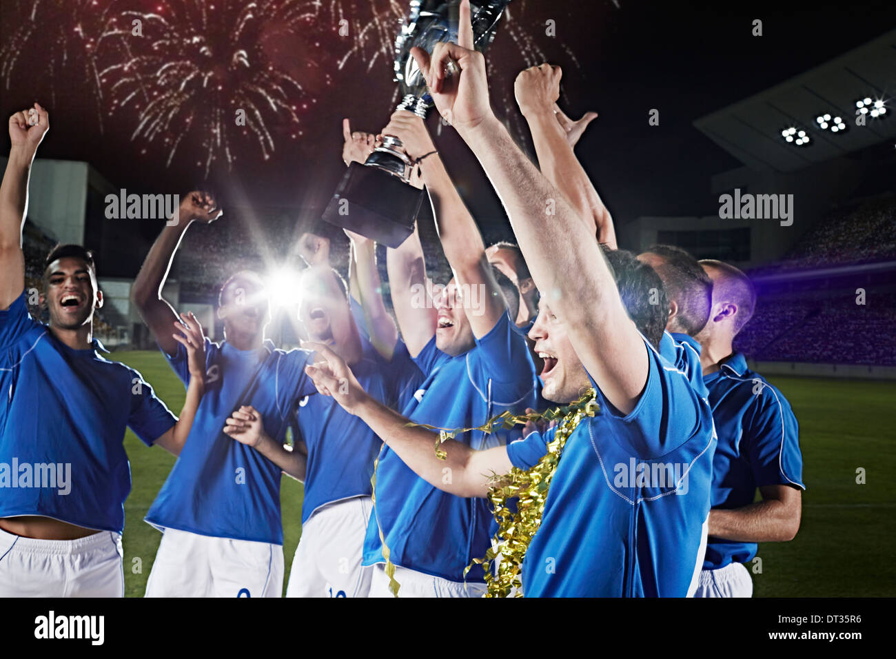 L'équipe de soccer avec acclamations trophy sur terrain Banque D'Images