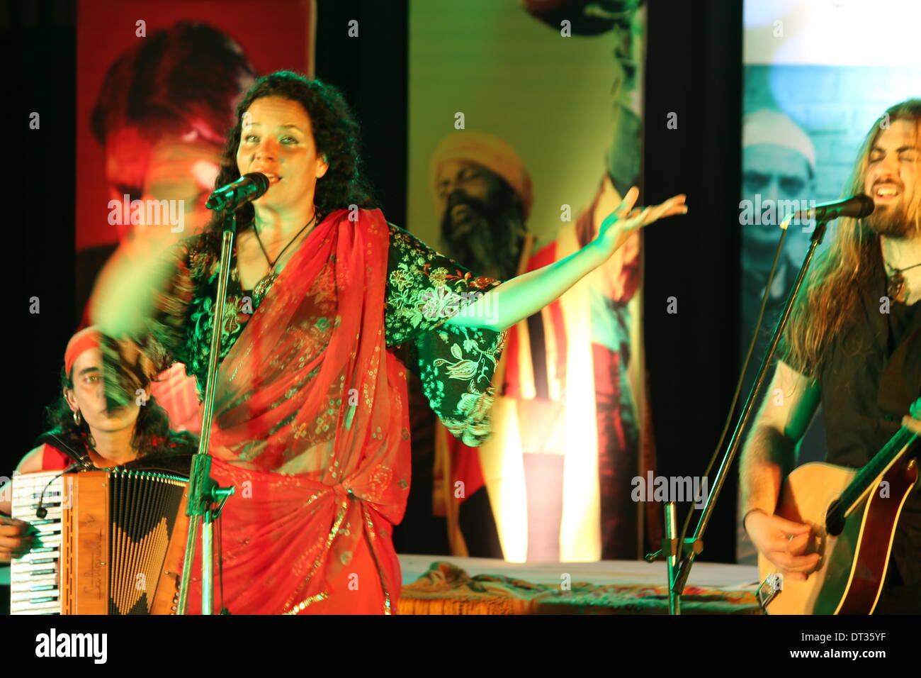 Sri Krishna Memorial Hall, North Gandhi Maidan, Patna, Bihar, Inde, 07 février 2014. Helena Madère des 'MU', Portugal, Groupe joue soufie internationale chanson en Basq langue de l'Espagne pendant le festival Soufi Sutra sur soirée d'hiver pour "la paix mondiale". Credit : Rupa Ghosh/Alamy Live News. Banque D'Images