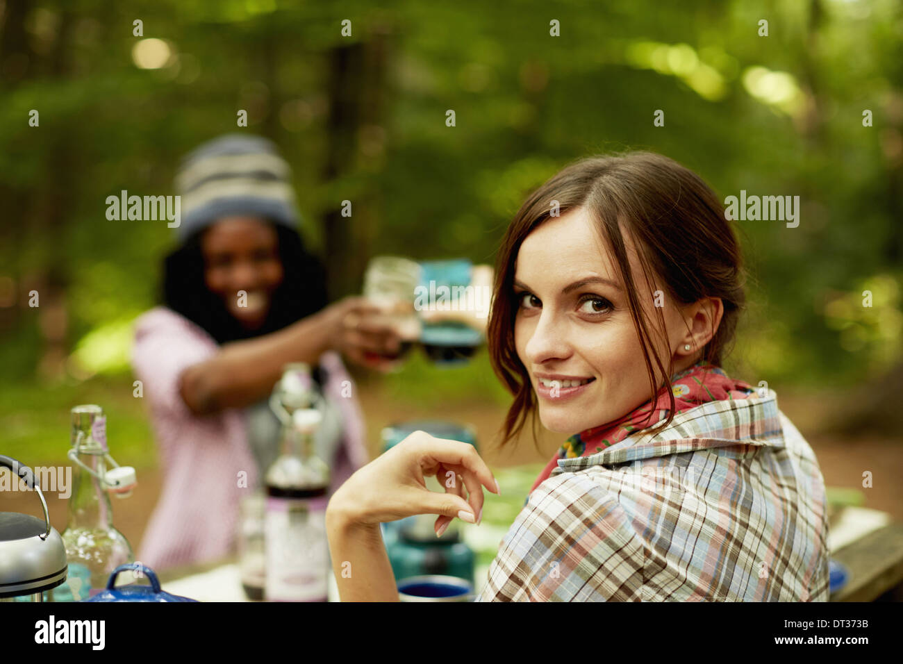 Deux jeunes Femme buvant un toast à un site de pique-nique Banque D'Images