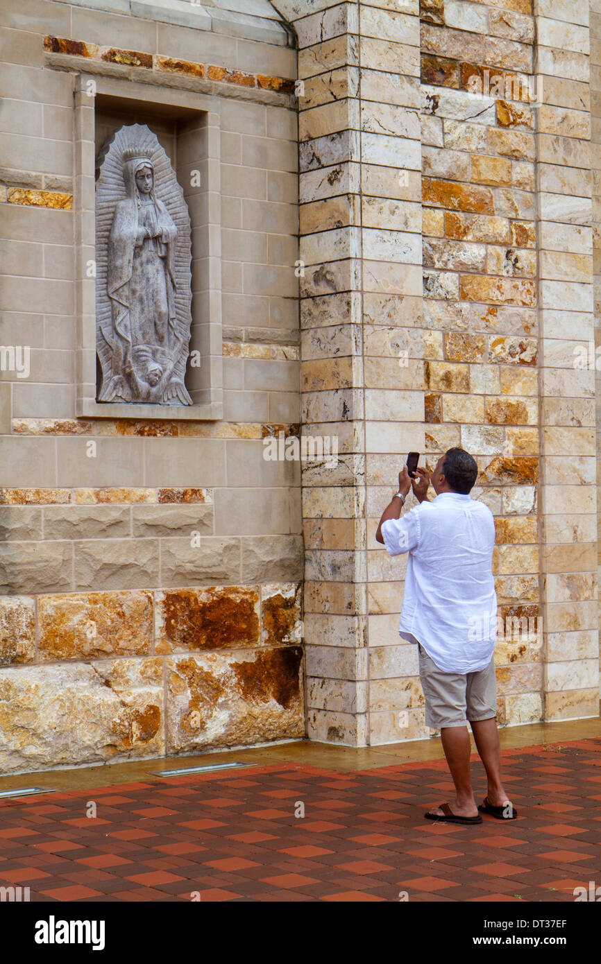 Florida Ave Maria,communauté religieuse,Oratoire,église,cathédrale,catholique romaine,statue,Vierge Marie,extérieur,adultes homme hommes,prendre,visiteurs tr Banque D'Images