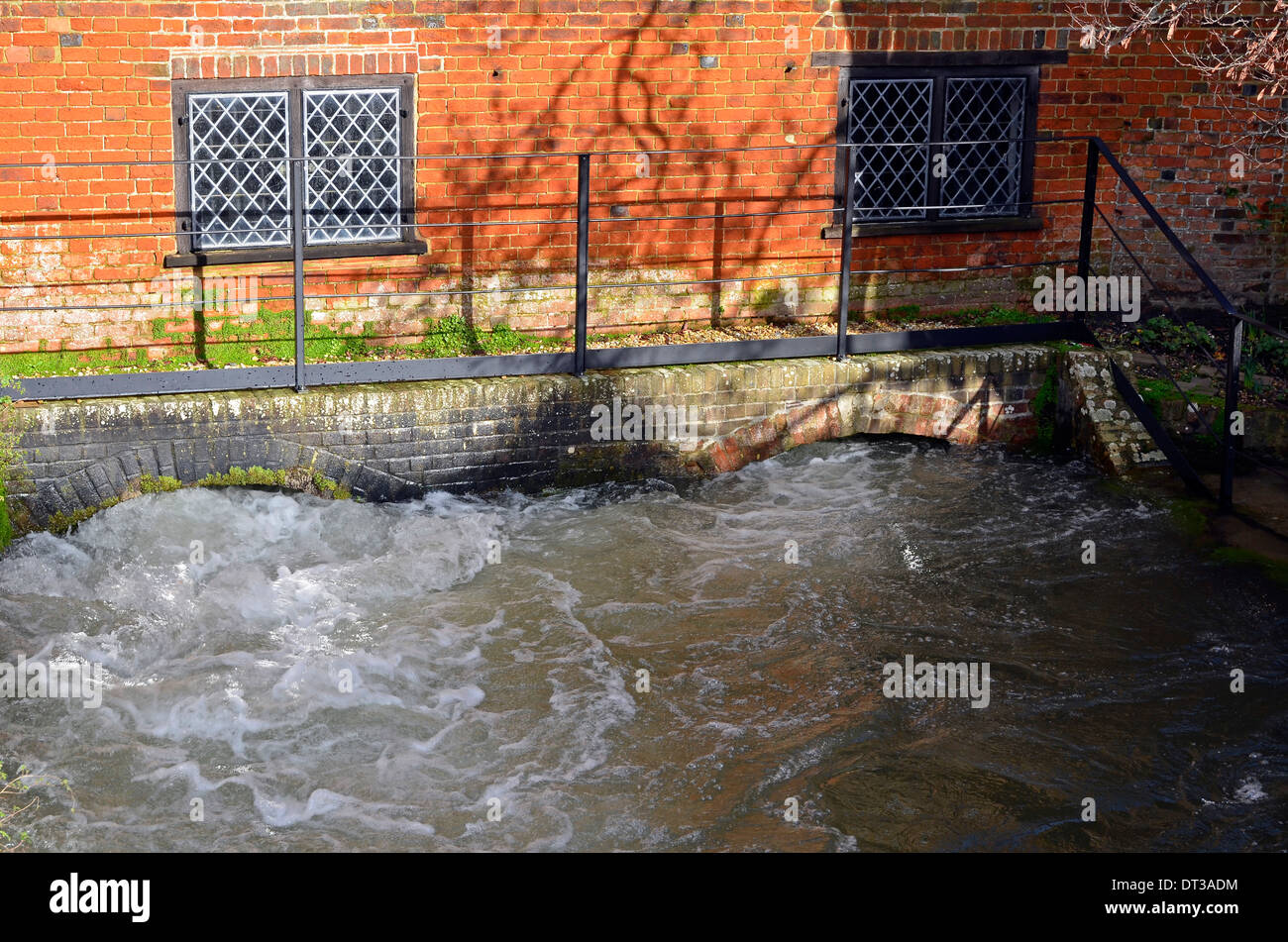 L'eau atteint le haut de la ville de arches à Moulin dans le centre de Winchester comme la rivière Itchen commence à inondation, Mars 2014 Banque D'Images